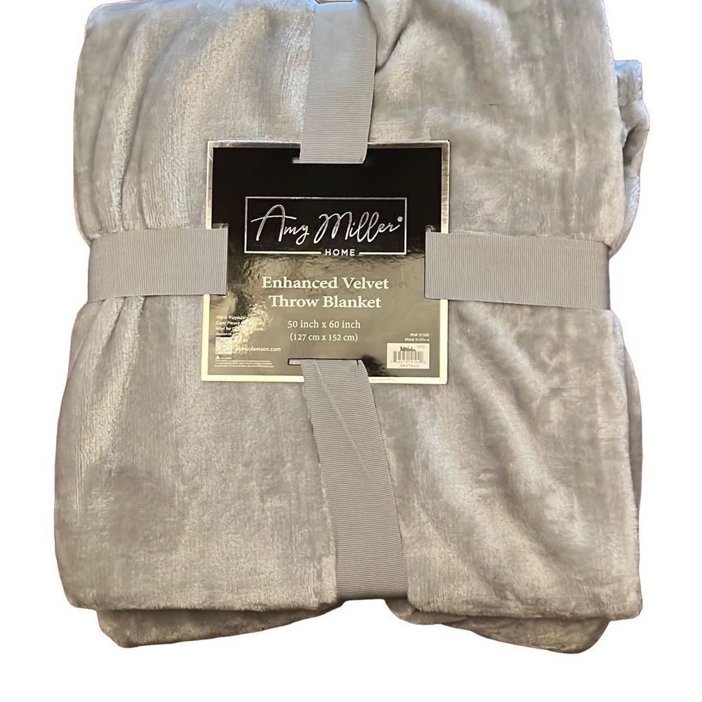 Amy Miller‎ Home Enhanced Velvet Throw Blanket New